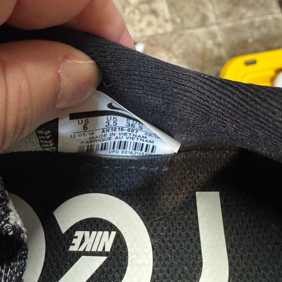 Boys Nike shoes size 6 - Picture 5 of 5